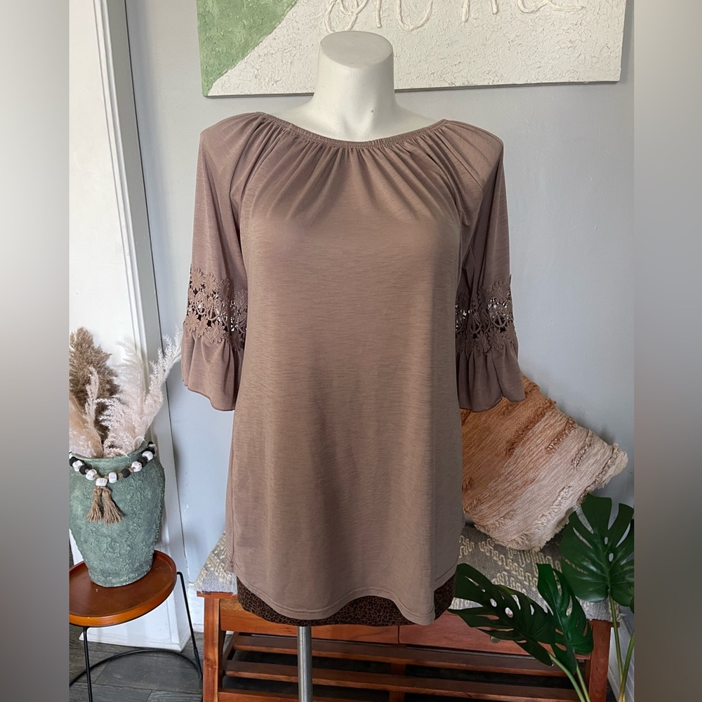 Win Win beige women top Ruffle Sleeves with floral lace Sz XL. MWOT